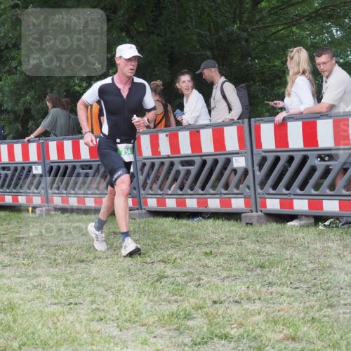 21.06.2025 - 27. Vierlanden-Triathlon KatJ http://msf.ph/oto/8023156 15.06.2025 13:23:05 Ziel 160, 738, 794 meine-sportfotos.de
