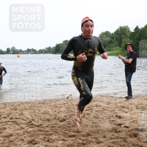 15.06.2025 - 27. Vierlanden-Triathlon Lena Gebhardt http://msf.ph/oto/8023181 15.06.2025 10:52:18 Schwimmen 652, 682, 693, 759 meine-sportfotos.de