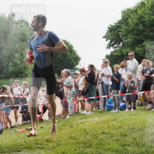 15.06.2025 - 27. Vierlanden-Triathlon KatJ http://msf.ph/oto/8023220 15.06.2025 10:56:00 Schwimmen 683, 733 meine-sportfotos.de