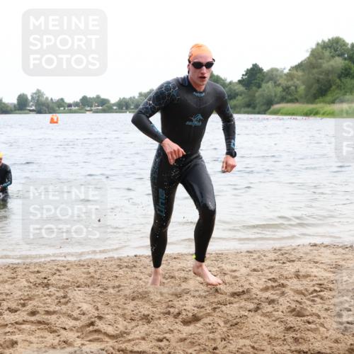 15.06.2025 - 27. Vierlanden-Triathlon Lena Gebhardt http://msf.ph/oto/8023249 15.06.2025 10:52:21 Schwimmen 652, 682, 693, 759 meine-sportfotos.de