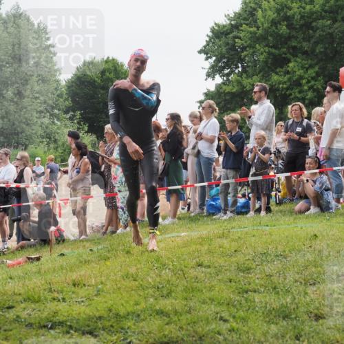 15.06.2025 - 27. Vierlanden-Triathlon KatJ http://msf.ph/oto/8023253 15.06.2025 10:56:07 Schwimmen 683, 733 meine-sportfotos.de