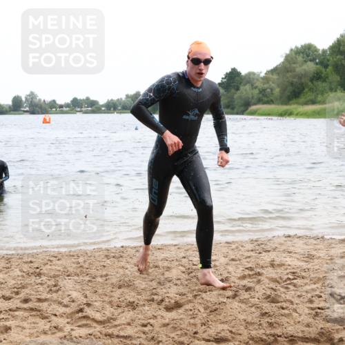 15.06.2025 - 27. Vierlanden-Triathlon Lena Gebhardt http://msf.ph/oto/8023259 15.06.2025 10:52:21 Schwimmen 652, 682, 693, 759 meine-sportfotos.de