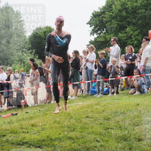 15.06.2025 - 27. Vierlanden-Triathlon KatJ http://msf.ph/oto/8023262 15.06.2025 10:56:07 Schwimmen 683, 733 meine-sportfotos.de
