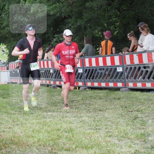 21.06.2025 - 27. Vierlanden-Triathlon KatJ http://msf.ph/oto/8023266 15.06.2025 13:23:14 Ziel 160, 714, 738 meine-sportfotos.de