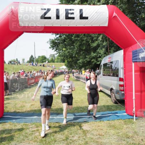 21.06.2025 - 27. Vierlanden-Triathlon MichiJ http://msf.ph/oto/8023267 15.06.2026 11:39:09 Ziel 621 meine-sportfotos.de