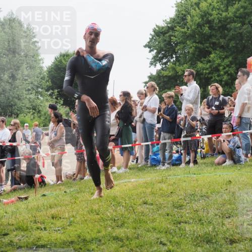 15.06.2025 - 27. Vierlanden-Triathlon KatJ http://msf.ph/oto/8023271 15.06.2025 10:56:08 Schwimmen 683, 702, 733 meine-sportfotos.de