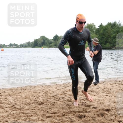 15.06.2025 - 27. Vierlanden-Triathlon Lena Gebhardt http://msf.ph/oto/8023280 15.06.2025 10:52:22 Schwimmen 652, 682, 759 meine-sportfotos.de