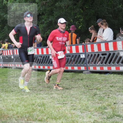 21.06.2025 - 27. Vierlanden-Triathlon KatJ http://msf.ph/oto/8023293 15.06.2025 13:23:14 Ziel 160, 714, 738 meine-sportfotos.de