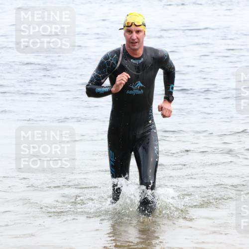 15.06.2025 - 27. Vierlanden-Triathlon Lena Gebhardt http://msf.ph/oto/8023295 15.06.2025 10:52:24 Schwimmen 652, 682, 759 meine-sportfotos.de