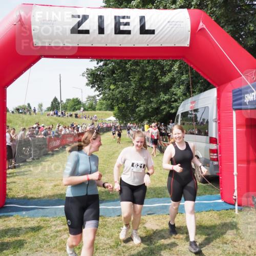 21.06.2025 - 27. Vierlanden-Triathlon MichiJ http://msf.ph/oto/8023306 15.06.2026 11:39:10 Ziel 621 meine-sportfotos.de