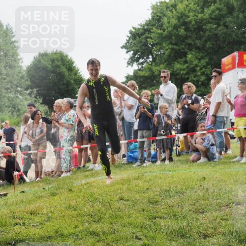 15.06.2025 - 27. Vierlanden-Triathlon KatJ http://msf.ph/oto/8023307 15.06.2025 10:56:15 Schwimmen 702, 716, 733 meine-sportfotos.de