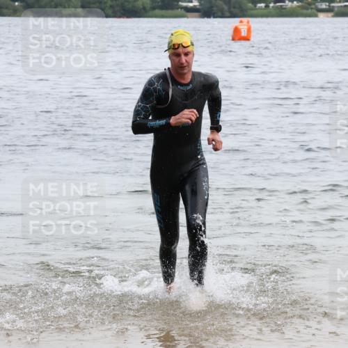 15.06.2025 - 27. Vierlanden-Triathlon Lena Gebhardt http://msf.ph/oto/8023312 15.06.2025 10:52:25 Schwimmen 652, 682, 759 meine-sportfotos.de