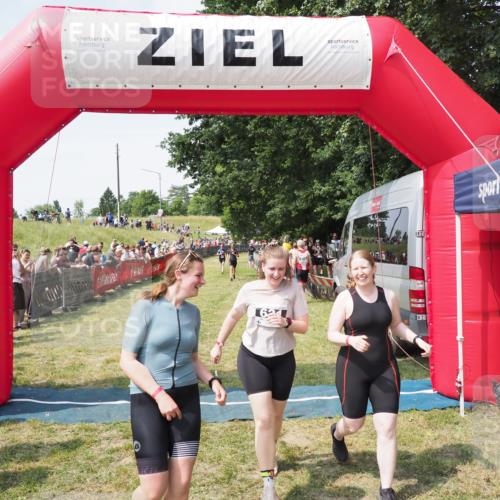 21.06.2025 - 27. Vierlanden-Triathlon MichiJ http://msf.ph/oto/8023314 15.06.2026 11:39:10 Ziel 621 meine-sportfotos.de