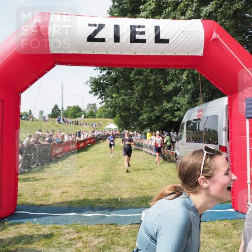 21.06.2025 - 27. Vierlanden-Triathlon MichiJ http://msf.ph/oto/8023334 15.06.2026 11:39:14 Ziel 489, 536, 621 meine-sportfotos.de