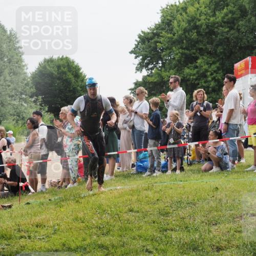15.06.2025 - 27. Vierlanden-Triathlon KatJ http://msf.ph/oto/8023336 15.06.2025 10:56:21 Schwimmen 702, 716, 730 meine-sportfotos.de