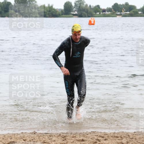 15.06.2025 - 27. Vierlanden-Triathlon Lena Gebhardt http://msf.ph/oto/8023338 15.06.2025 10:52:26 Schwimmen 652, 682, 759 meine-sportfotos.de