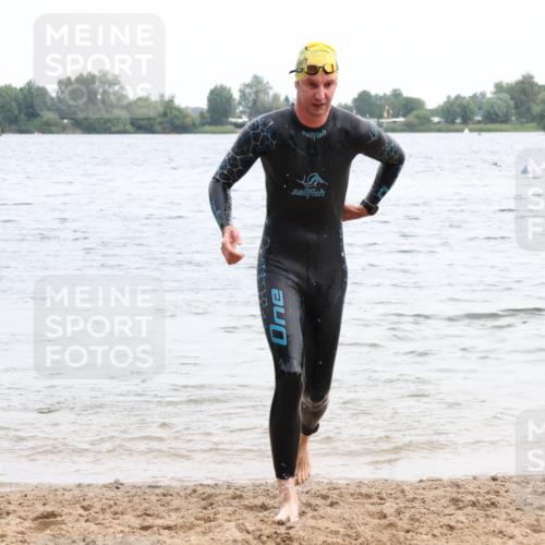 15.06.2025 - 27. Vierlanden-Triathlon Lena Gebhardt http://msf.ph/oto/8023354 15.06.2025 10:52:27 Schwimmen 652, 682, 759 meine-sportfotos.de