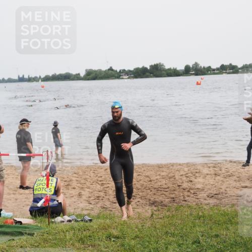 21.06.2025 - 27. Vierlanden-Triathlon MichiJ http://msf.ph/oto/8023355 15.06.2026 10:54:00 Schwimmen 650, 757 meine-sportfotos.de
