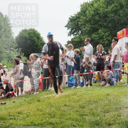 15.06.2025 - 27. Vierlanden-Triathlon KatJ http://msf.ph/oto/8023361 15.06.2025 10:56:22 Schwimmen 702, 716, 730 meine-sportfotos.de