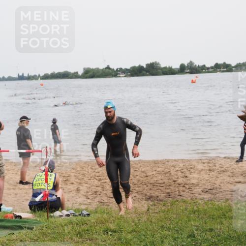 21.06.2025 - 27. Vierlanden-Triathlon MichiJ http://msf.ph/oto/8023366 15.06.2026 10:54:00 Schwimmen 650, 757 meine-sportfotos.de