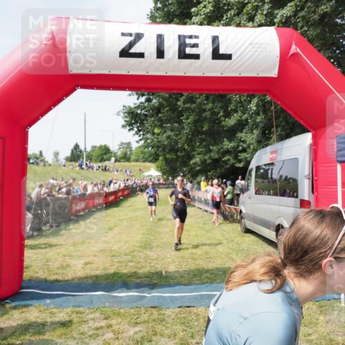 21.06.2025 - 27. Vierlanden-Triathlon MichiJ http://msf.ph/oto/8023368 15.06.2026 11:39:14 Ziel 489, 536, 621 meine-sportfotos.de