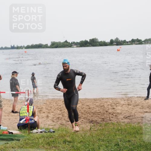 21.06.2025 - 27. Vierlanden-Triathlon MichiJ http://msf.ph/oto/8023371 15.06.2026 10:54:00 Schwimmen 650, 757 meine-sportfotos.de