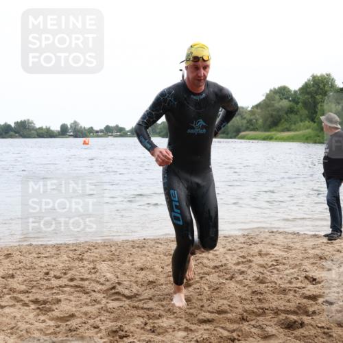 15.06.2025 - 27. Vierlanden-Triathlon Lena Gebhardt http://msf.ph/oto/8023377 15.06.2025 10:52:28 Schwimmen 682, 759 meine-sportfotos.de