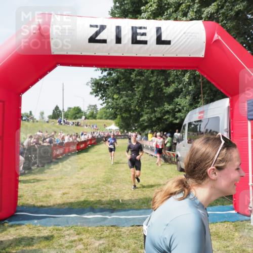 21.06.2025 - 27. Vierlanden-Triathlon MichiJ http://msf.ph/oto/8023383 15.06.2026 11:39:15 Ziel 489, 536, 621 meine-sportfotos.de