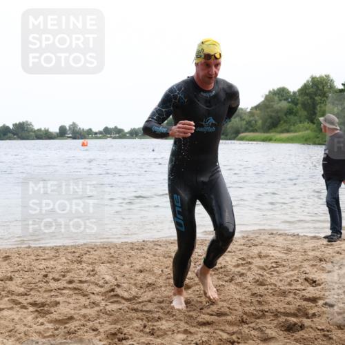 15.06.2025 - 27. Vierlanden-Triathlon Lena Gebhardt http://msf.ph/oto/8023388 15.06.2025 10:52:28 Schwimmen 682, 759 meine-sportfotos.de