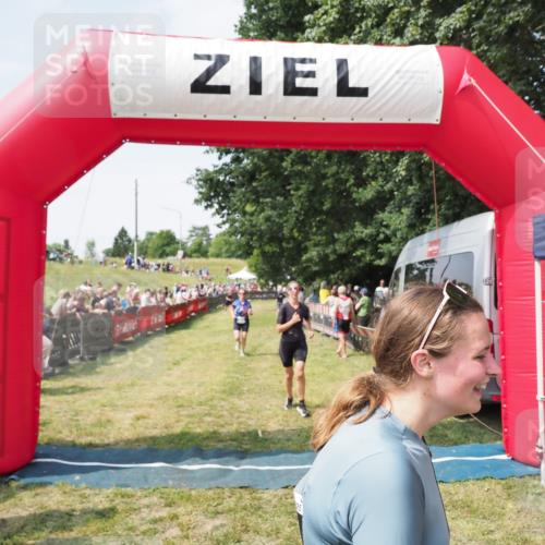 21.06.2025 - 27. Vierlanden-Triathlon MichiJ http://msf.ph/oto/8023395 15.06.2026 11:39:15 Ziel 489, 536, 621 meine-sportfotos.de