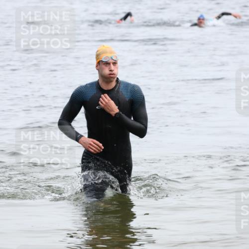 15.06.2025 - 27. Vierlanden-Triathlon Lena Gebhardt http://msf.ph/oto/8023397 15.06.2025 10:53:01 Schwimmen 638 meine-sportfotos.de