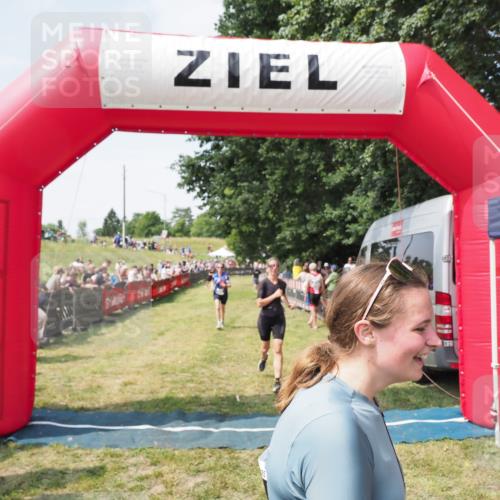 21.06.2025 - 27. Vierlanden-Triathlon MichiJ http://msf.ph/oto/8023404 15.06.2026 11:39:15 Ziel 489, 536, 621 meine-sportfotos.de