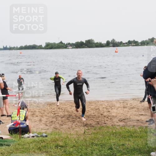21.06.2025 - 27. Vierlanden-Triathlon MichiJ http://msf.ph/oto/8023405 15.06.2026 10:54:35 Schwimmen 695, 715, 749 meine-sportfotos.de