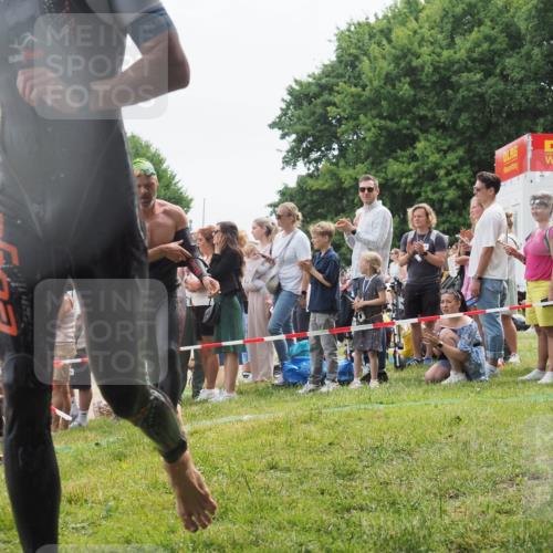 15.06.2025 - 27. Vierlanden-Triathlon KatJ http://msf.ph/oto/8023409 15.06.2025 10:56:24 Schwimmen 702, 716, 730 meine-sportfotos.de