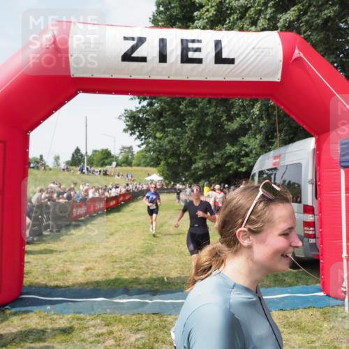21.06.2025 - 27. Vierlanden-Triathlon MichiJ http://msf.ph/oto/8023421 15.06.2026 11:39:15 Ziel 489, 536, 621 meine-sportfotos.de