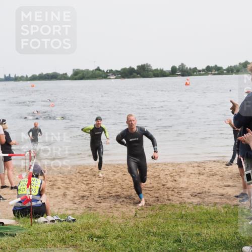 21.06.2025 - 27. Vierlanden-Triathlon MichiJ http://msf.ph/oto/8023426 15.06.2026 10:54:35 Schwimmen 695, 715, 749 meine-sportfotos.de