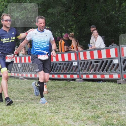 21.06.2025 - 27. Vierlanden-Triathlon KatJ http://msf.ph/oto/8023428 15.06.2025 13:23:26 Ziel 102, 235 meine-sportfotos.de