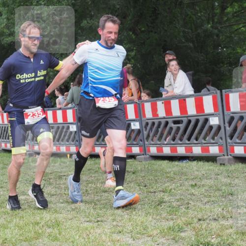 21.06.2025 - 27. Vierlanden-Triathlon KatJ http://msf.ph/oto/8023434 15.06.2025 13:23:26 Ziel 102, 235 meine-sportfotos.de