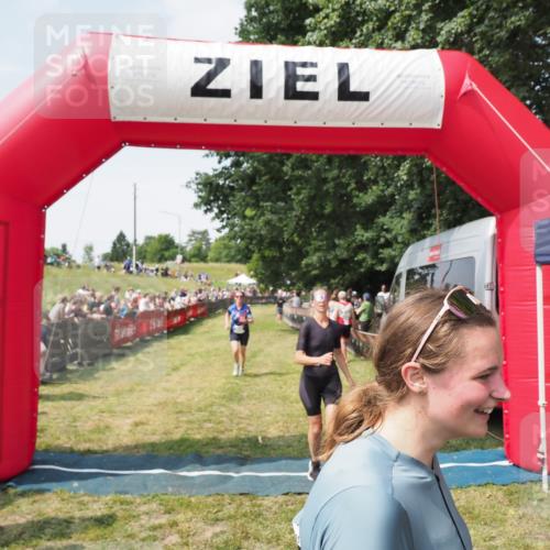 21.06.2025 - 27. Vierlanden-Triathlon MichiJ http://msf.ph/oto/8023436 15.06.2026 11:39:15 Ziel 489, 536, 621 meine-sportfotos.de