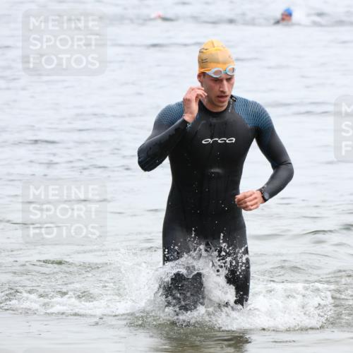 15.06.2025 - 27. Vierlanden-Triathlon Lena Gebhardt http://msf.ph/oto/8023437 15.06.2025 10:53:03 Schwimmen 638 meine-sportfotos.de