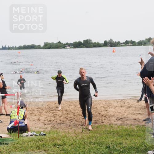 21.06.2025 - 27. Vierlanden-Triathlon MichiJ http://msf.ph/oto/8023440 15.06.2026 10:54:35 Schwimmen 695, 715, 749 meine-sportfotos.de