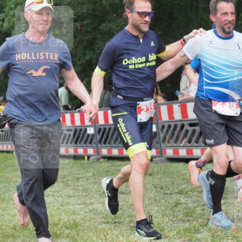 21.06.2025 - 27. Vierlanden-Triathlon KatJ http://msf.ph/oto/8023442 15.06.2025 13:23:27 Ziel 102, 235 meine-sportfotos.de