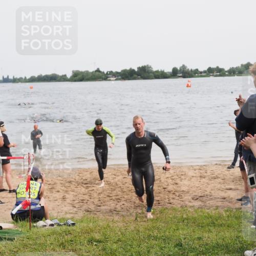 21.06.2025 - 27. Vierlanden-Triathlon MichiJ http://msf.ph/oto/8023443 15.06.2026 10:54:35 Schwimmen 695, 715, 749 meine-sportfotos.de