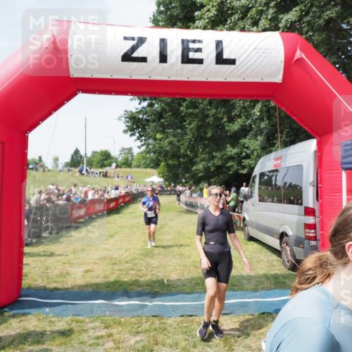 21.06.2025 - 27. Vierlanden-Triathlon MichiJ http://msf.ph/oto/8023445 15.06.2026 11:39:16 Ziel 489, 536, 621 meine-sportfotos.de