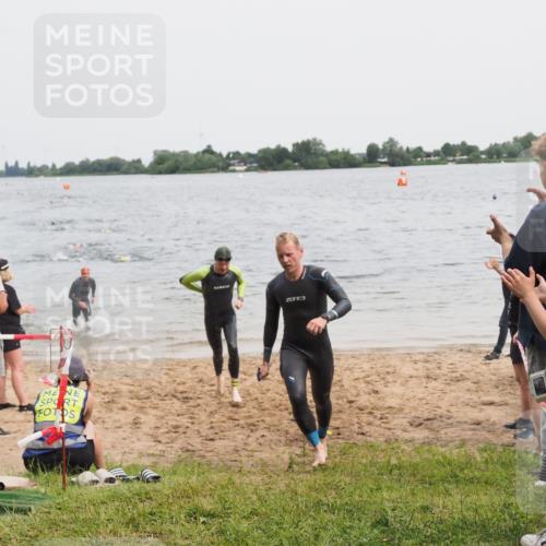 21.06.2025 - 27. Vierlanden-Triathlon MichiJ http://msf.ph/oto/8023449 15.06.2026 10:54:36 Schwimmen 695, 713, 715, 749 meine-sportfotos.de