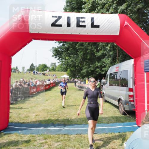21.06.2025 - 27. Vierlanden-Triathlon MichiJ http://msf.ph/oto/8023452 15.06.2026 11:39:16 Ziel 489, 536, 621 meine-sportfotos.de