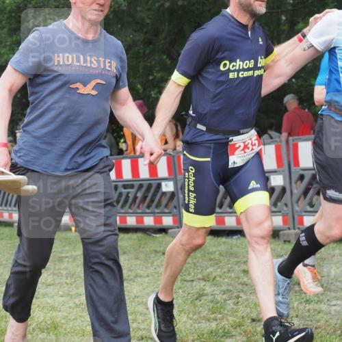 21.06.2025 - 27. Vierlanden-Triathlon KatJ http://msf.ph/oto/8023456 15.06.2025 13:23:27 Ziel 102, 235 meine-sportfotos.de