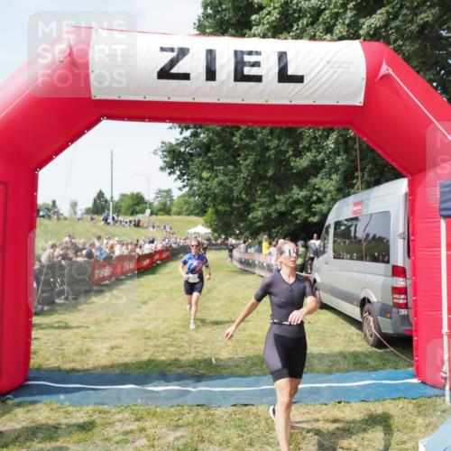 21.06.2025 - 27. Vierlanden-Triathlon MichiJ http://msf.ph/oto/8023459 15.06.2026 11:39:16 Ziel 489, 536, 621 meine-sportfotos.de