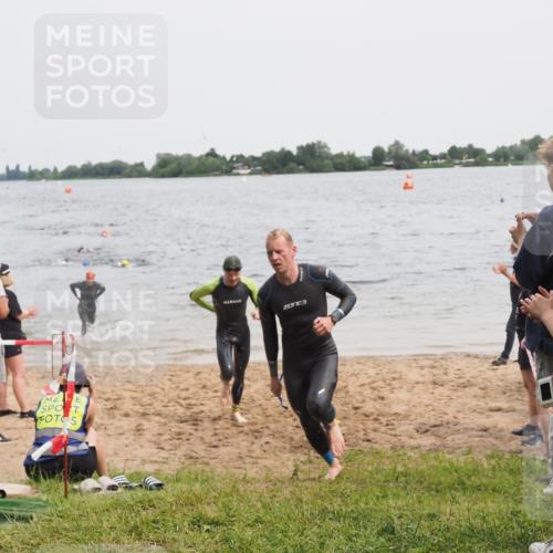 21.06.2025 - 27. Vierlanden-Triathlon MichiJ http://msf.ph/oto/8023465 15.06.2026 10:54:36 Schwimmen 695, 713, 715, 749 meine-sportfotos.de