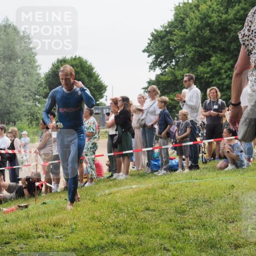 15.06.2025 - 27. Vierlanden-Triathlon KatJ http://msf.ph/oto/8023468 15.06.2025 10:56:33 Schwimmen 764, 771 meine-sportfotos.de